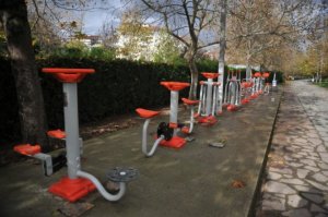 orhangazi-belediyesi-cocuk-parklarini-yeniliyor-IHA-20141202AW259401-2-t